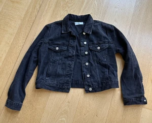 Jeansjacka - Svartgrå jeansjacka i storlek S från mango. Säljer pga har för många jeansjackor! Använd ett fåtal gånger och är som ny. 