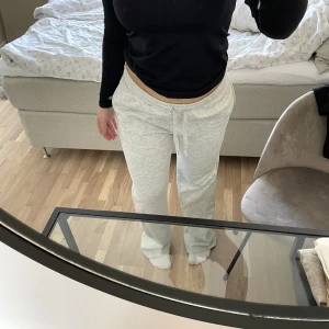 Ginatricot Sweatpants low - Helt slutsålda på hemsidan! För långa för mig i benen, 163cm. Helt oanvända med prislappen kvar!  