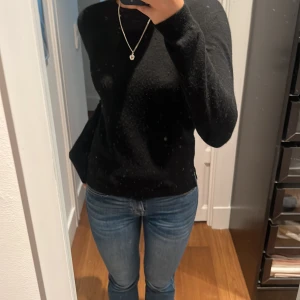 Massimo Dutti stickad tröja  - Superskön stickad tröja från Massimo Dutti! 100% Kashmir! Jättefin men behöver bli av med basplagg då jag har så mycket. Inga defekter. Storlek M men sitter bra på mig som har S. Pris går att diskutera🫶🏼Köparen står för frakt. 