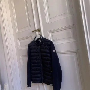 Moncler Cardigan - Säljer min moncler cardigan storlek L som är super snygg men lite för liten för mig. Kan gå ner i pris vid kvick affär