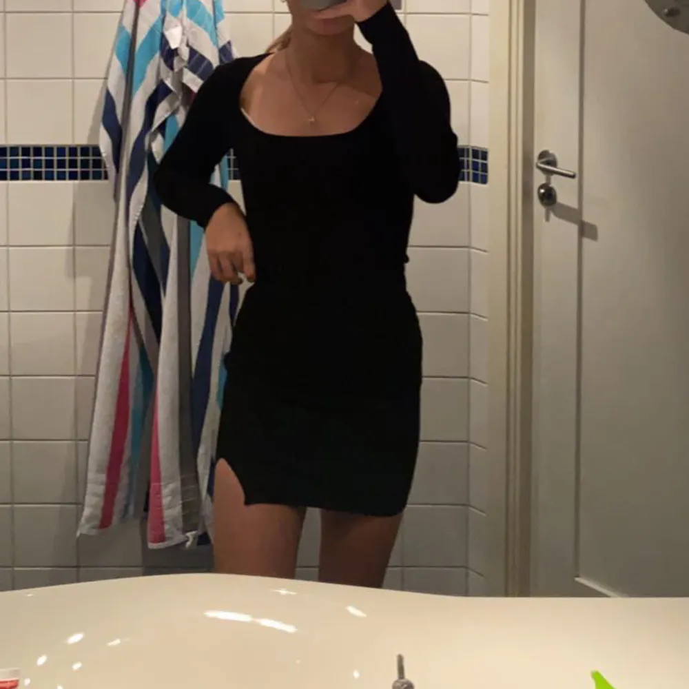 Säljer denna super fina tajta svarta kläning💗formar koroppen jätte fin och har en lite slits på benet💗säljer då den tyvärr nästan är lite för liten för mig:( Jätte skönt material:) Frakt tillkommer 💗. Mekot.