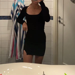 Tajt svart kläning - Säljer denna super fina tajta svarta kläning💗formar koroppen jätte fin och har en lite slits på benet💗säljer då den tyvärr nästan är lite för liten för mig:(  Jätte skönt material:) Frakt tillkommer 💗