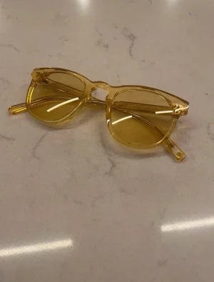 Chimi glasögon  - Ett par snygga unika chimi 01 i färgen gul. Nypris ca 1300. Caset medföljer. Glasögonen förbeställs så frakten tar ca 3 extra arbetsdagar. Skriv om ni har fler frågor.