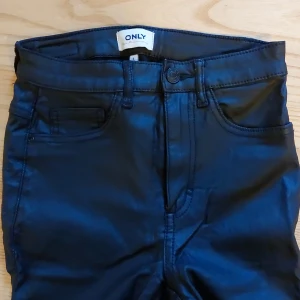 Byxor - Byxor i skinnimitation. 