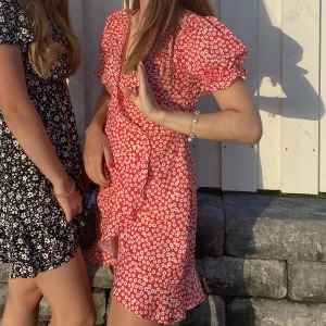 Klänning - Så så söt klänning från chiquelle i storlek S! Använd 2 gånger och är i nyskick! Nypris 500kr, jag säljer för 200kr, pris går att diskutera! Perfekt till sommaren, skolavslutning eller midsommar☀️🌹