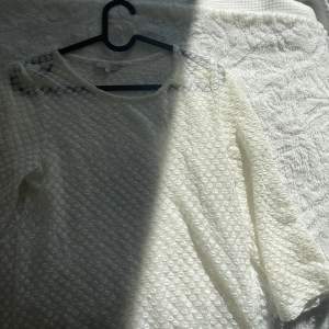 Genomskinlig prickig vit tröja! Köpt här på plick men aldrig använd av mig. Lite nopprig men annars fin och hel🫶🏼🤩 storlek M