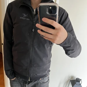 Arc teryx jacka - Tjena säljer nu min arc jacka då den börjar bli för liten för mig. Den har använts men inget synligt och den är i fint skick  Kontakta om ni har frågor MVH😊