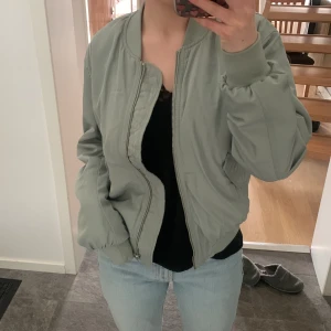 Ljusgrön bomberjacka! - Jättesnygg ljusgrön bomberjacka i superbra skick. Perfekt för våren! Skriv vid frågor💗