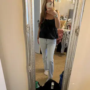 Säljer mina low waist jeans från carlins då dom inte sitter som jag vill. storlek 26/32❤️