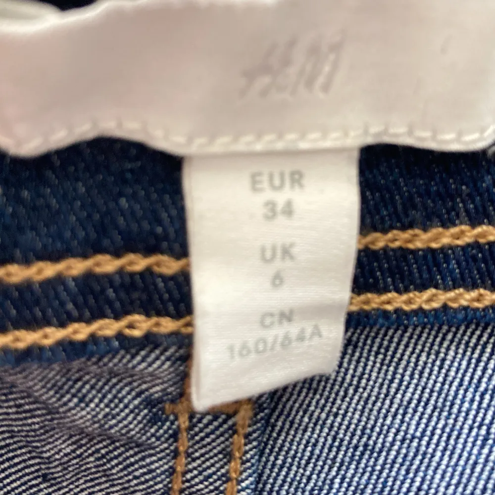 Säljer dessa jätte coola jeansen som inte riktigt är min stil längre, köparen står för frakten💕passar de flesta längder. Jeans & Byxor.