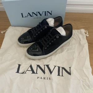 Lanvin skor storlek 45 - Ett par svart vita Lanvin Cap Toe skor i storlek 45. Väldigt bra condition 9/10, knappt använda på ett år. Har kvitto osv, låda och dustbag följer med! 