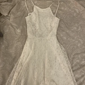 Spetsklänning🐚 - Skolavslutningsklänning i XS, använd någon enstaka gång och är i bra skick!