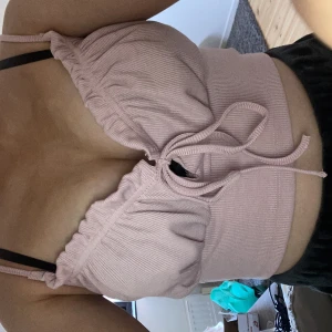 Sommar topp - Jätte söt sommartopp dock är den lite för stor för mig så därför säljer jag den