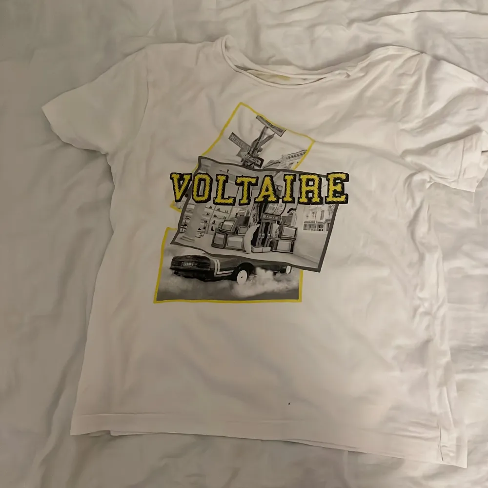 Säljer min fina Zadig Voltaire t-shirt som är köpt för ungefär 350kr! Liten fläck! Den är 140 men känns som 150- 160. Skulle kunna tänka mig att byta mot något annat i samma prisklass . T-shirts.