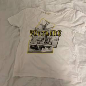 Säljer min fina Zadig Voltaire t-shirt som är köpt för ungefär 350kr! Liten fläck! Den är 140 men känns som 150- 160. Skulle kunna tänka mig att byta mot något annat i samma prisklass 