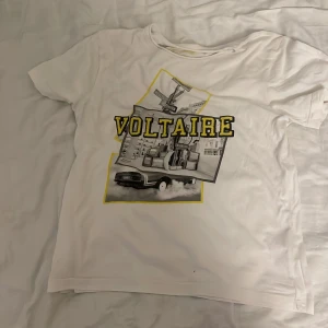 Zadig tröja  - Säljer min fina Zadig Voltaire t-shirt som är köpt för ungefär 350kr! Liten fläck! Den är 140 men känns som 150- 160. Skulle kunna tänka mig att byta mot något annat i samma prisklass 