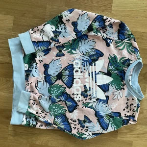 Adidas tröja - Adidas tröja i fint skick. Lite nopprig och storlekslappen är borta, vilket har gjort att lite av sömmen har åkt upp. 