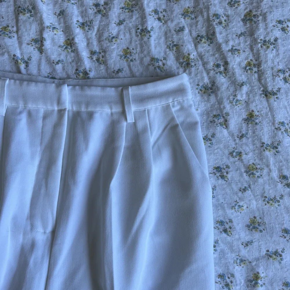 Vita kostymbyxor från bikbok, aldrig använda. Hör av dig vid intresse!☺️. Jeans & Byxor.