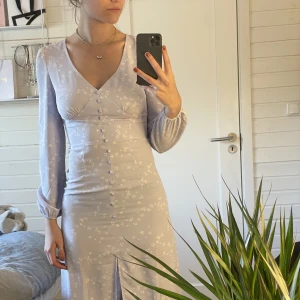 Nelly klänning  - Fin klänning från Nelly! Har tre små rosa prickar på magen (se sista bilden) men dom syns bara om man kollar noga! 