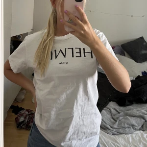 Helmut tshirt - Tshirt med tryck från Helmut, nypris 2600 kr, sjukt cool o snyggt tryck på ryggen