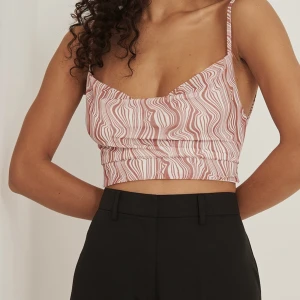 Topp med öppen rygg - Topp från NA-KD i storlek M. Går att knyta så den passar för S också.