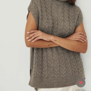 Väst - Stickad oversize väst från nakd. Super fint skick, sparsamt använd😊