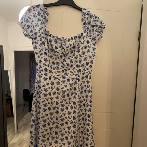 klänning  - Säljer en fin oanvänd klänning som är för liten. Storlek M 