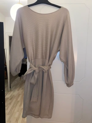 Klänning  - Säljer en fin klänning som inte kommer till användning. Storlek S 