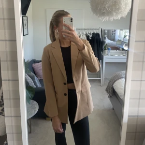 Beige kavaj - Så snygg kavaj ifrån only använd Max 5 gånger 🫶🏼 kavajen är i storlek 36 och är något oversize🥰