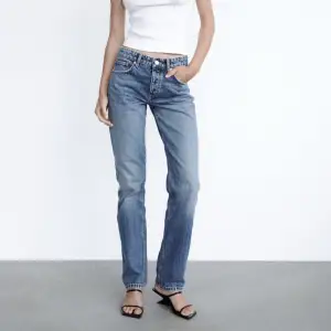 Säljer dessa populära jeans från zara. Fint skick, använda fåtal gånger. Nypris 349kr, mitt pris 260kr+ frakt💙💙skriv privat för fler bilder🤍