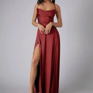 Balklänning - Superfin balklänning som jag köpte till balen! Tyvärr kom den inte till användning då jag inte gick! Den är i storlek 38 och sitter så himla fint! 