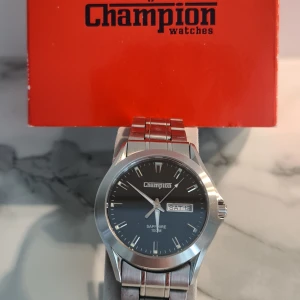 Champion klocka 36 mm,svart/silver - Klocka champion 36 mm med svart urtavla med ett nypris på 698:-. Batteriet är precis bytt. Mitt pris 290:-. Mvh Benny 