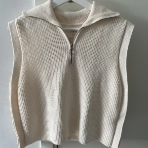 Väst - Superfin väst ifrån Zara som inte kommer till användning! Toppen bra skick!! Passar perfekt till våren🌸