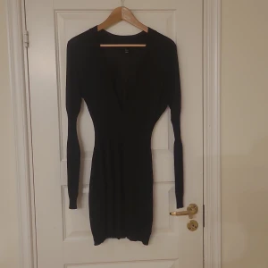 Finstickad glittrande klänning - Aldrig använd långärmad finstickad klänning/tunika. Svart med glitter. 