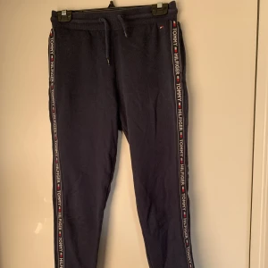 Tommy hilfiger mjukis byxor  - Mjukisbyxor från Tommy hilfiger, navy/blå 