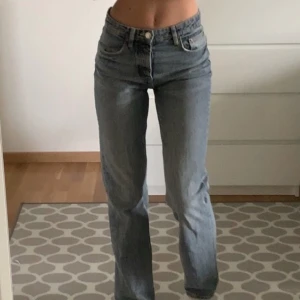 Mid Rise zara jeans  - Säljer nu dessa mid Rise zara jeansen då dem inte kommer till användning längre. Pris kan diskuteras vid snabb affär 