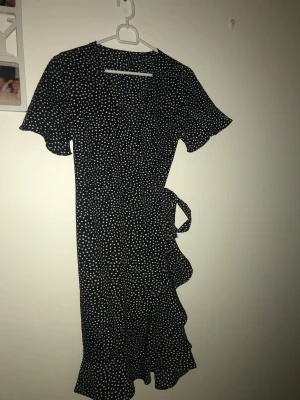 Veromoda klänning  - säljer en fin somrig klänning från veromoda, använd en gång bara! storlek xs. Fler bilder finns ifall det behövs ☺️