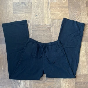 Linnebyxor - Jag säljer mina helt nya svarta linnebyxor från Stradivarius! Hör av dig om du har fler frågor😊