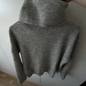 mysig polotröja <33 - grå stickad polotröja från vila!! supermysig o härlig 💕