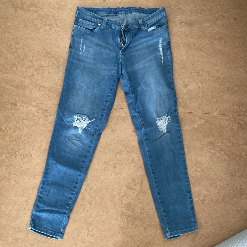 Ett par skinny jeans i bra skick har haft i ett år säljer för att den är för kort på benen. Materialet är stretchig så det passar xs-m Kanske. Jeans & Byxor.