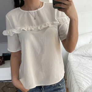 Topp - Säljer en så gullig topp med en volang. Bra skick. Storlek m men passar också mig som har s/xs