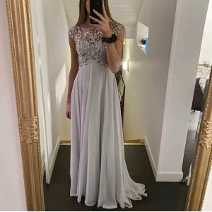 Balklänning - Säljer denna så vackra balklänningen från Dressroom Linne. använd en gång men som ny.  Nypris 4500kr men kan tänka mig sälja billigare så kom med bud☺️