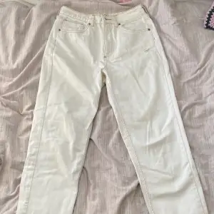 Vita Urban Outfitters mom jeans, säljer pga ingen användning, perfekt skick. Skriv privat för frågor eller bilder 💕 Diskuterar inte pris.