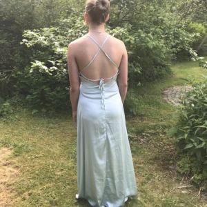 Balklänning - Intressekoll på denna klänning som passar perfekt till balen! Endast använd en gång💕