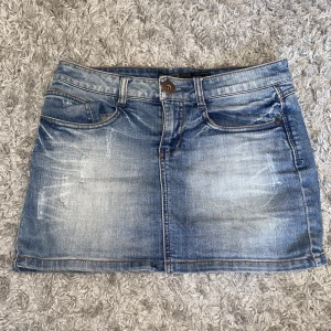 Miniskirt - Säljer min älskade jeanskjol som tyvärr har blivit för liten, sparsamt använd, midjemått 76 cm och den är 30 cm lång💕frakten kan variera beroende på om du köper från köp nu eller swishar