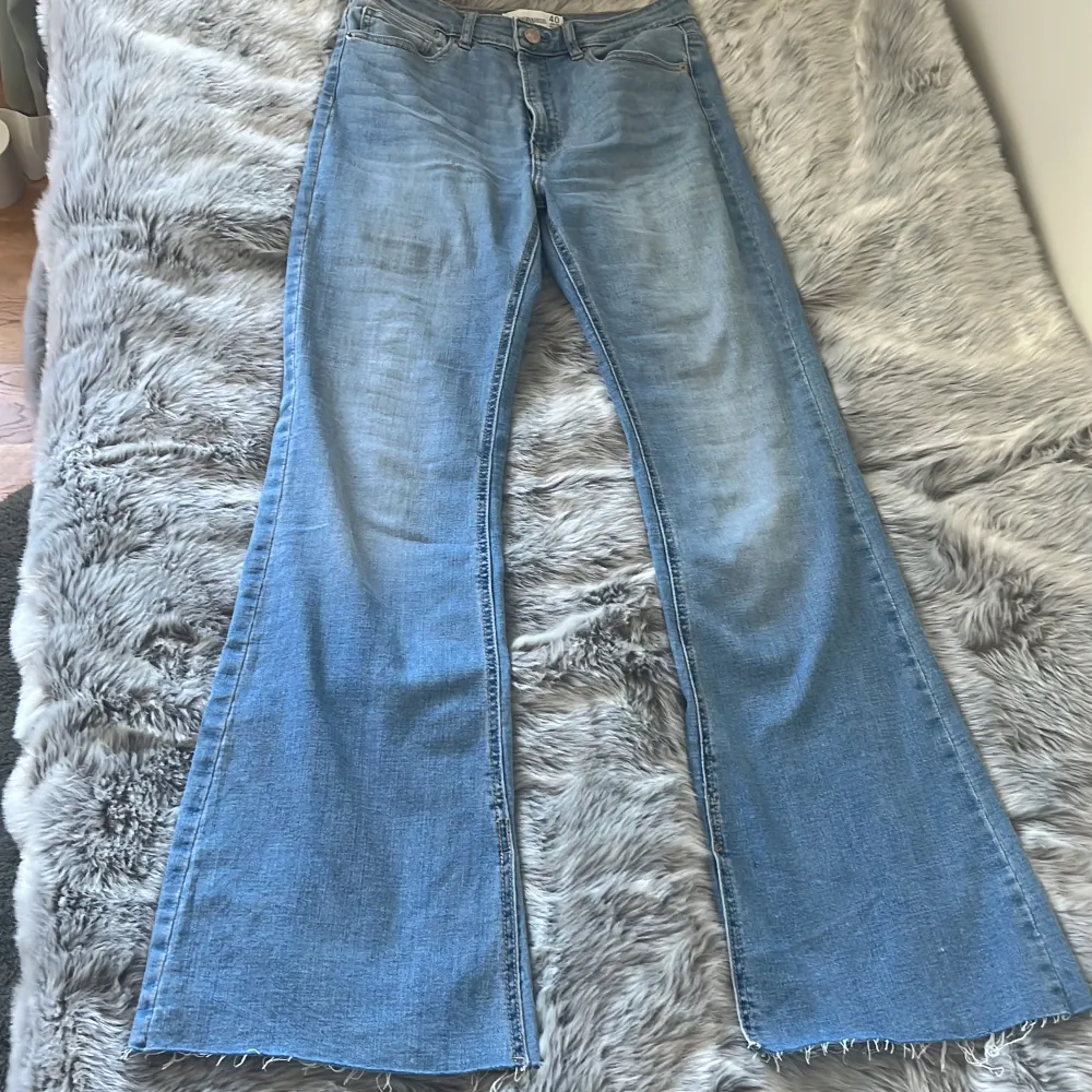 Säljer dessa ljusblåa jeans då jag inte tycker färgen passar mig. De är Flared och lite längre i modellen och har slits längst ner på fötterna. Två bakfickor och jeansen är i stretchigt material. Jeans & Byxor.