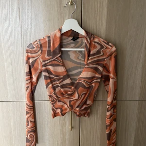 Långärmad topp  - Snygg långärmad topp i mesh från urban outfitters! Använt fåtal gånger men skicket är som nytt!🫶🏼