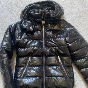 Jacka  - Säljer jacka från nelly, använd få gånger så den är i bra skick och fint material, stolek xs men kan passa som en s, kan skicka fler bilder vid intresse🥰