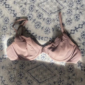 Bikinitopp - Brun/beige bikinitopp utan vaddering från NAKD storlek 70c