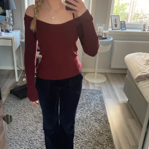 Röd stickad tröja - En mörkröd stickad tröja ifrån asos, stretchiga, storlek 32